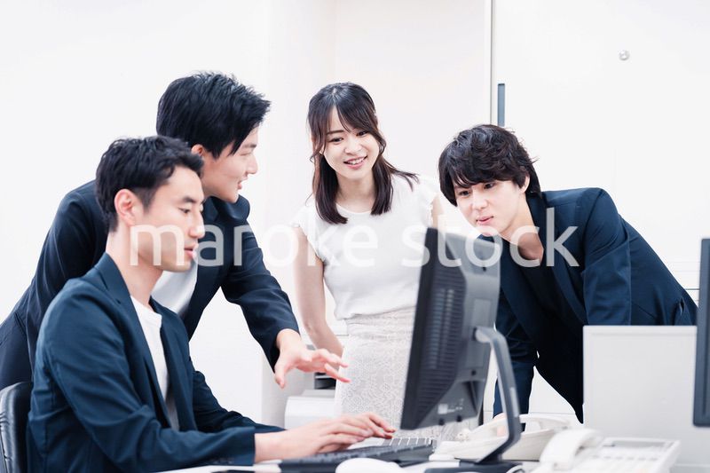 若い社員が中心で活躍するオフィス