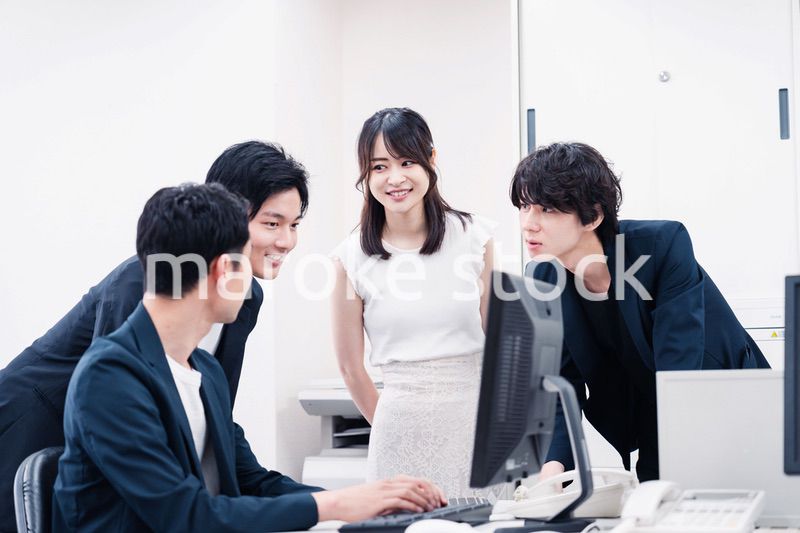 若い社員が中心で活躍するオフィス