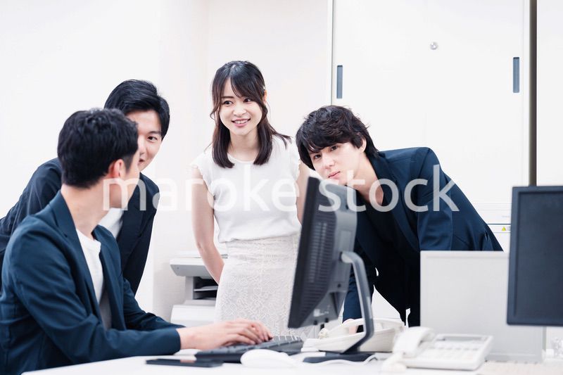 若い社員が中心で活躍するオフィス