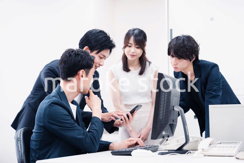 若い社員が中心で活躍するオフィス