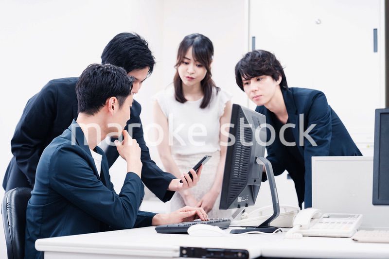 若い社員が中心で活躍するオフィス