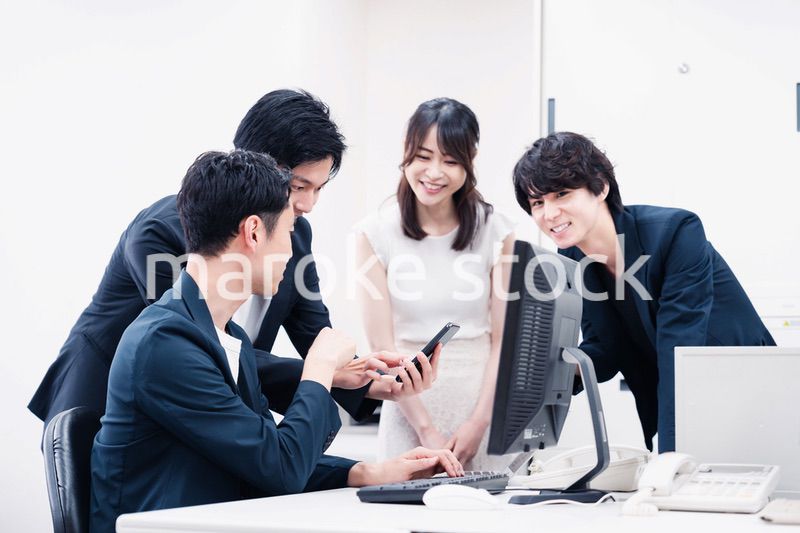 若い社員が中心で活躍するオフィス