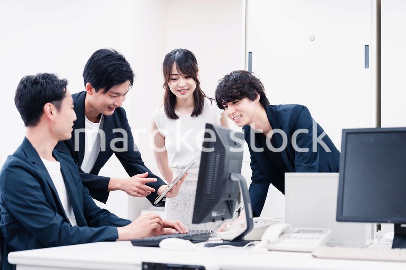 若い社員が中心で活躍するオフィス