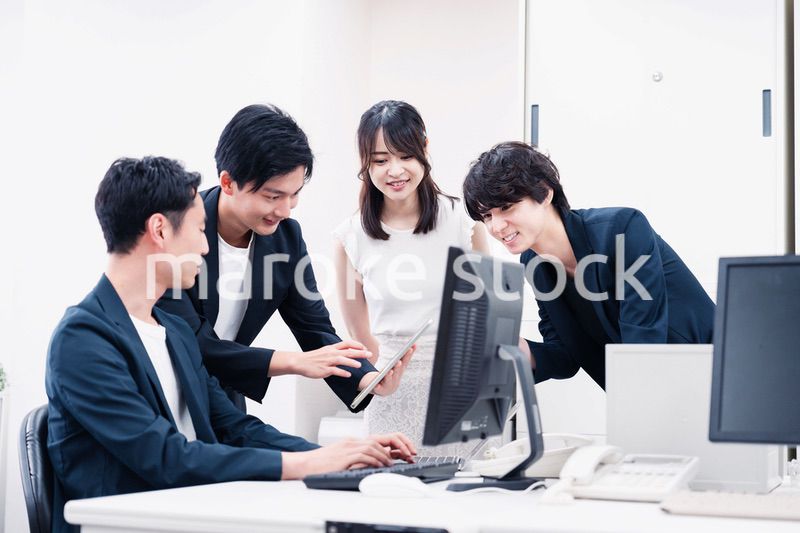 若い社員が中心で活躍するオフィス