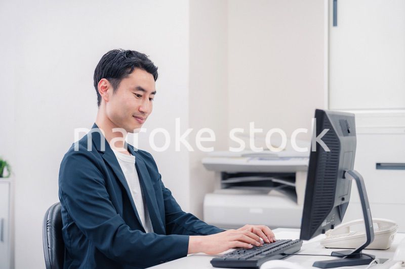 ビジネスカジュアルでオフィスで働くビジネスマン