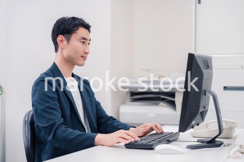 ビジネスカジュアルでオフィスで働くビジネスマン