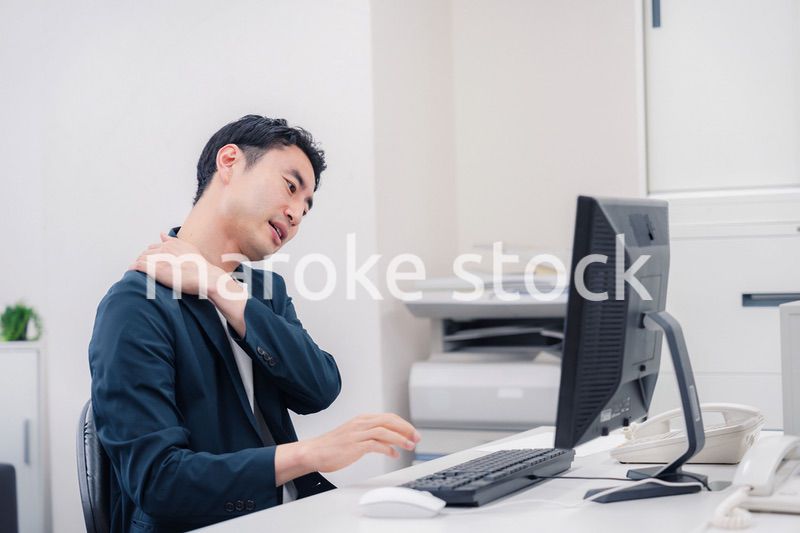 長時間労働でドライアイに苦しむビジネスマン