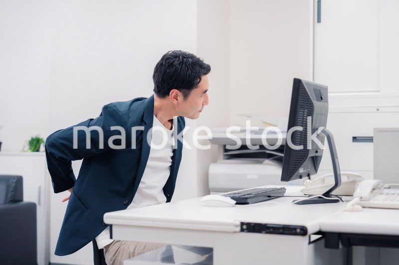 長時間労働でドライアイに苦しむビジネスマン