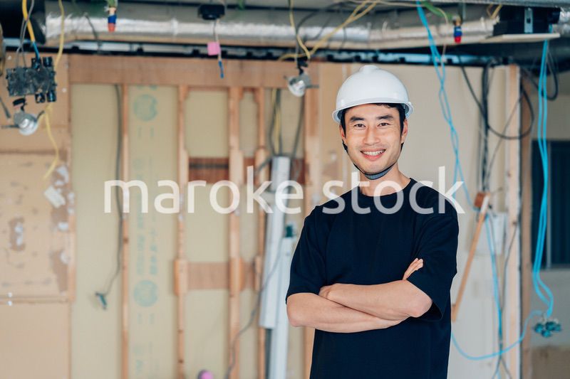 建築現場で腕を組む現場監督