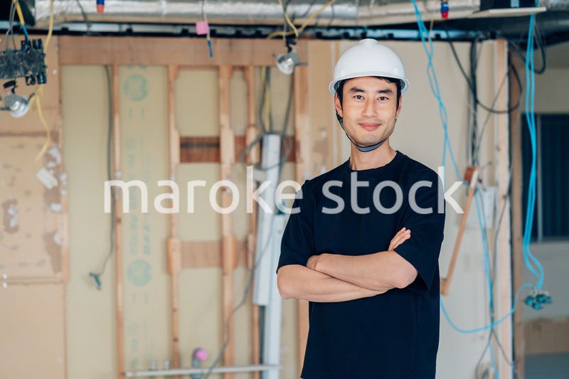 建築現場で腕を組む現場監督