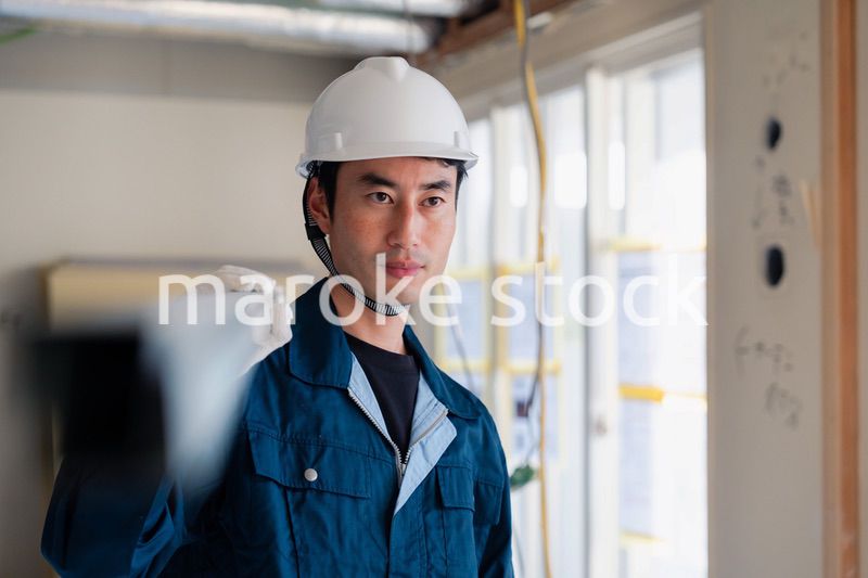 現場に資材を搬入する大工さん