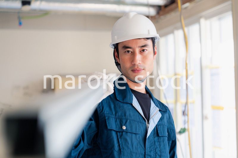 現場に資材を搬入する大工さん