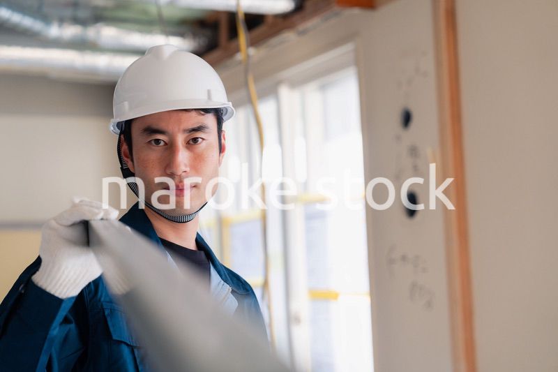 現場に資材を搬入する大工さん