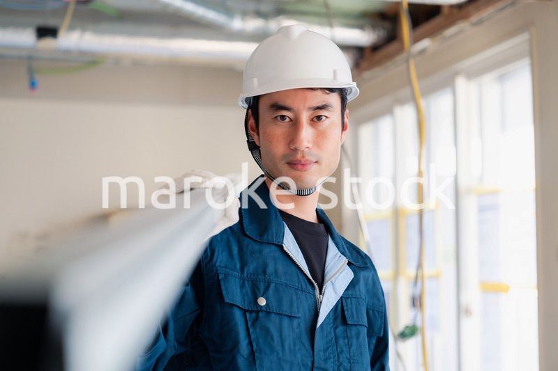 現場に資材を搬入する大工さん