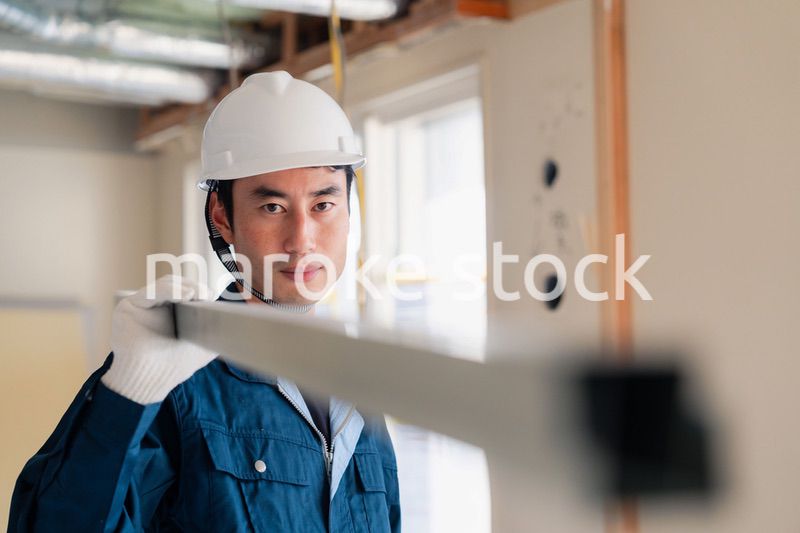 現場に資材を搬入する大工さん