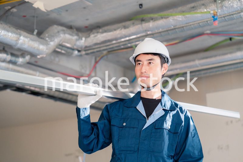 現場に資材を搬入する大工さん