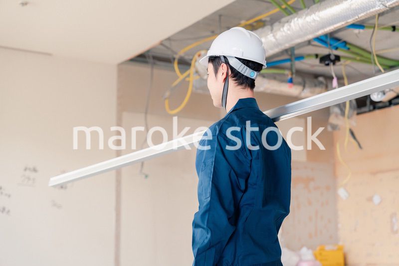 現場に資材を搬入する大工さん