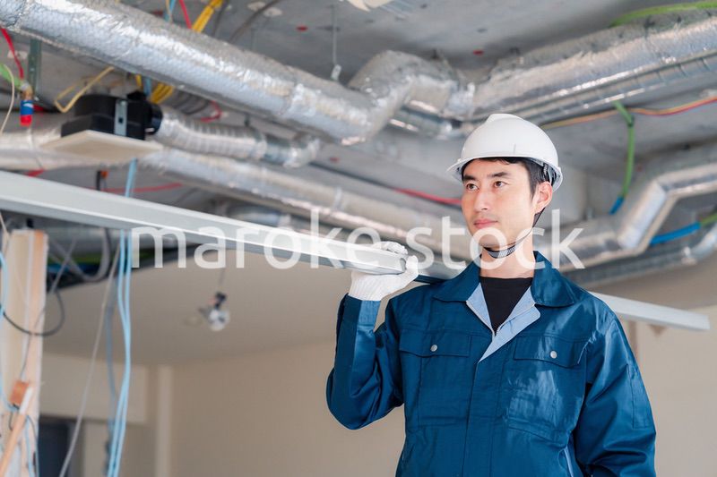 現場に資材を搬入する大工さん