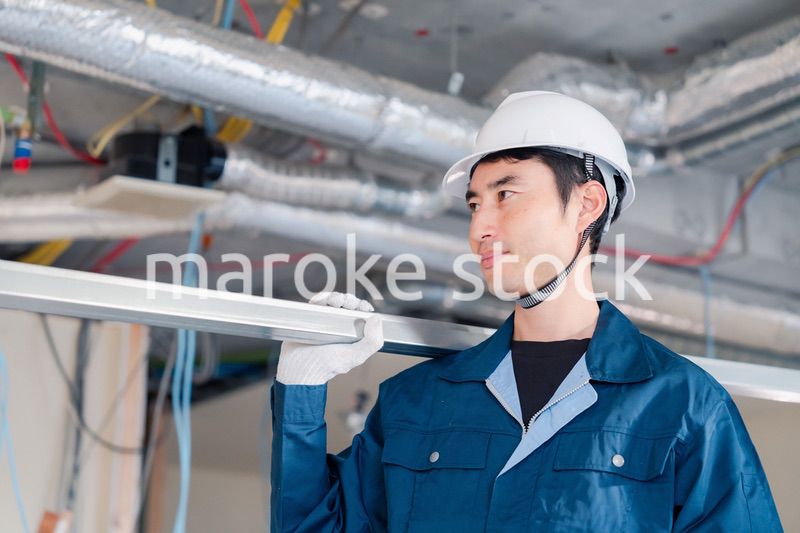 現場に資材を搬入する大工さん