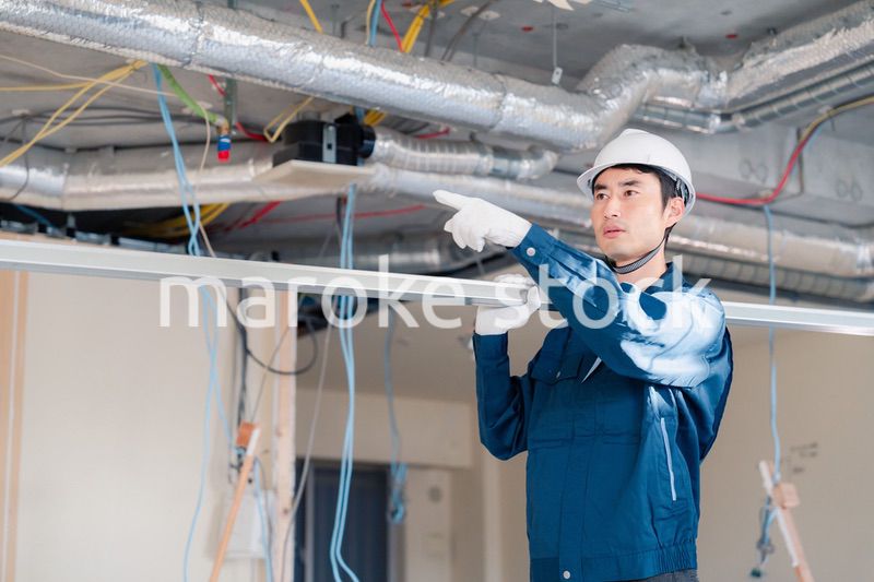 現場に資材を搬入する大工さん