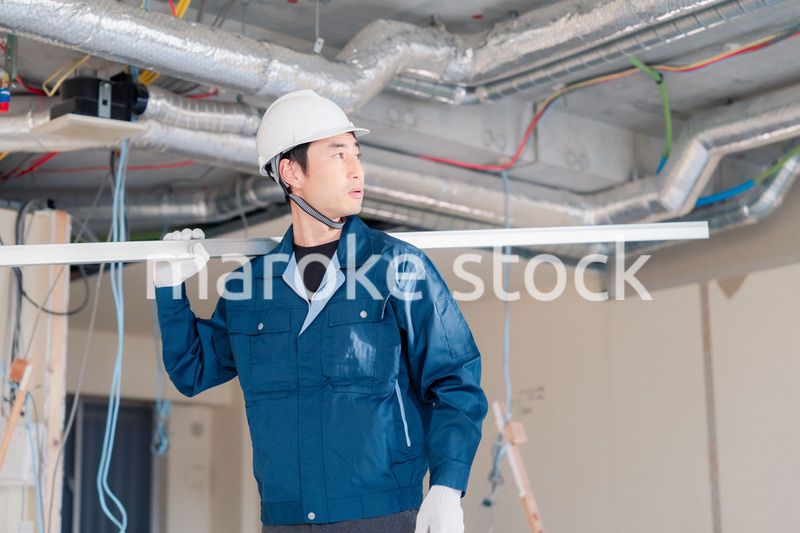 現場に資材を搬入する大工さん