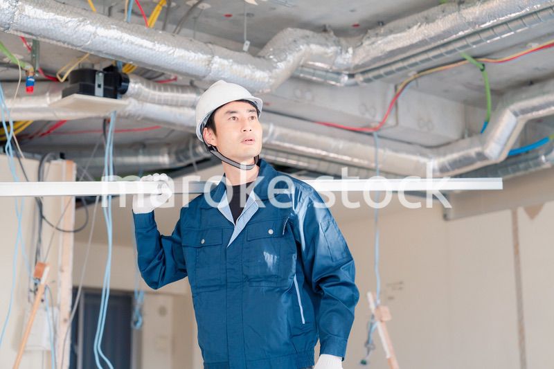 現場に資材を搬入する大工さん