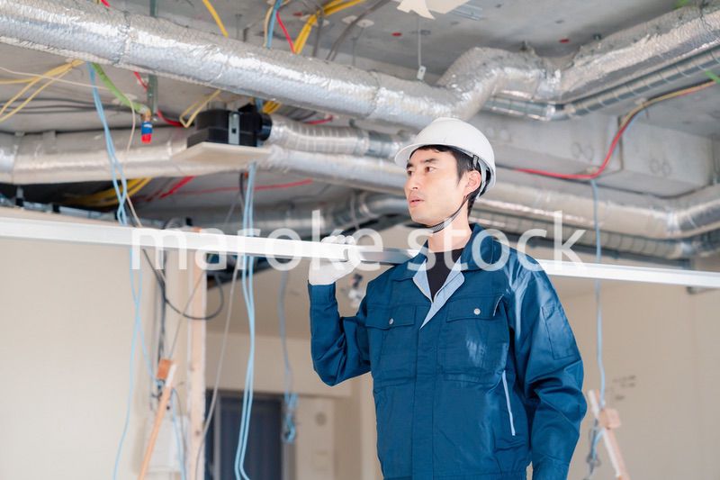 現場に資材を搬入する大工さん