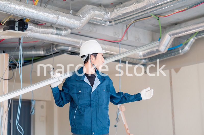 現場に資材を搬入する大工さん