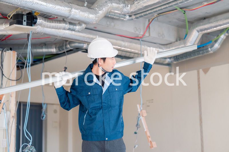 現場に資材を搬入する大工さん