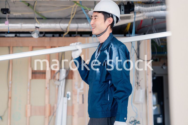 現場に資材を搬入する大工さん