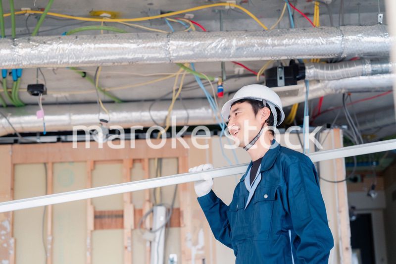 現場に資材を搬入する大工さん