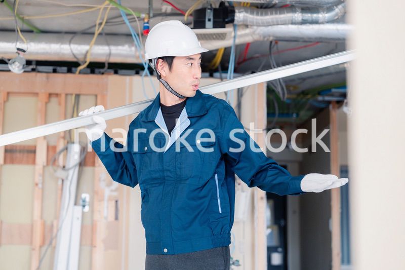 現場に資材を搬入する大工さん