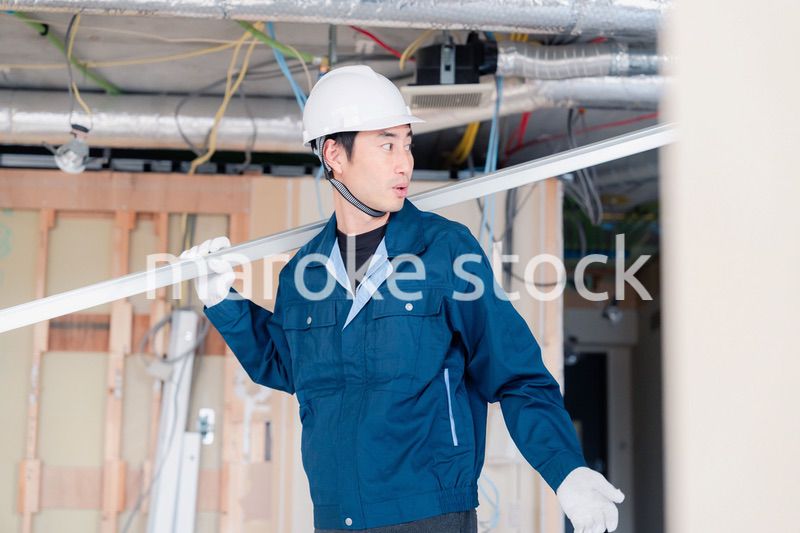 現場に資材を搬入する大工さん