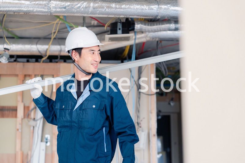 現場に資材を搬入する大工さん