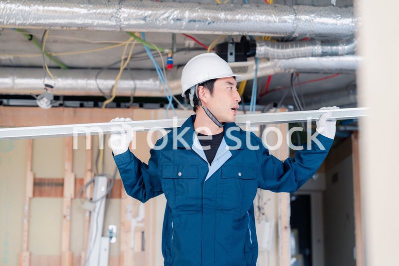 現場に資材を搬入する大工さん