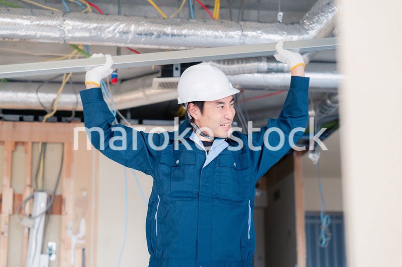 現場に資材を搬入する大工さん