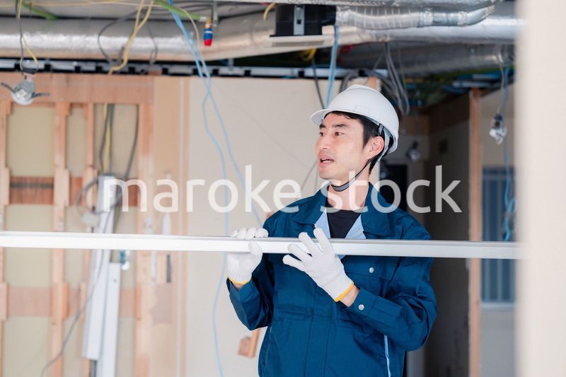 現場に資材を搬入する大工さん