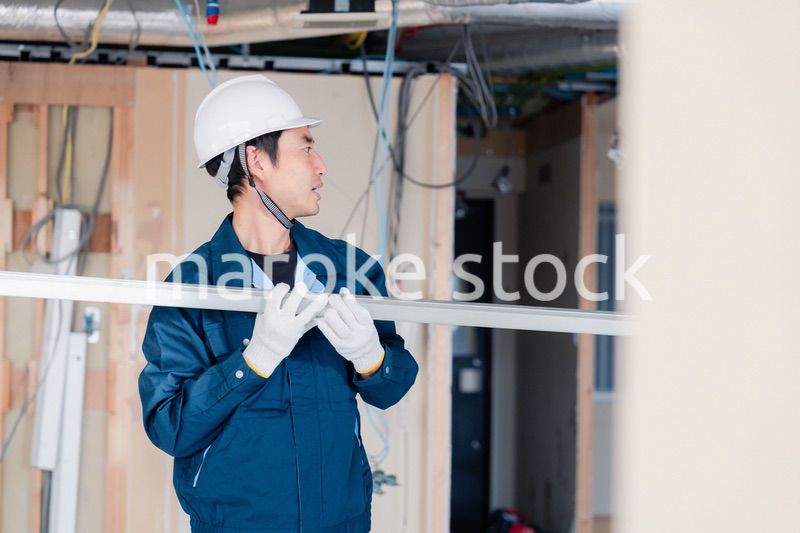 現場に資材を搬入する大工さん