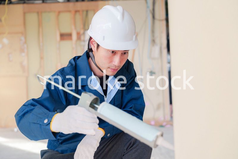 コーキングの施工をする男性の職人