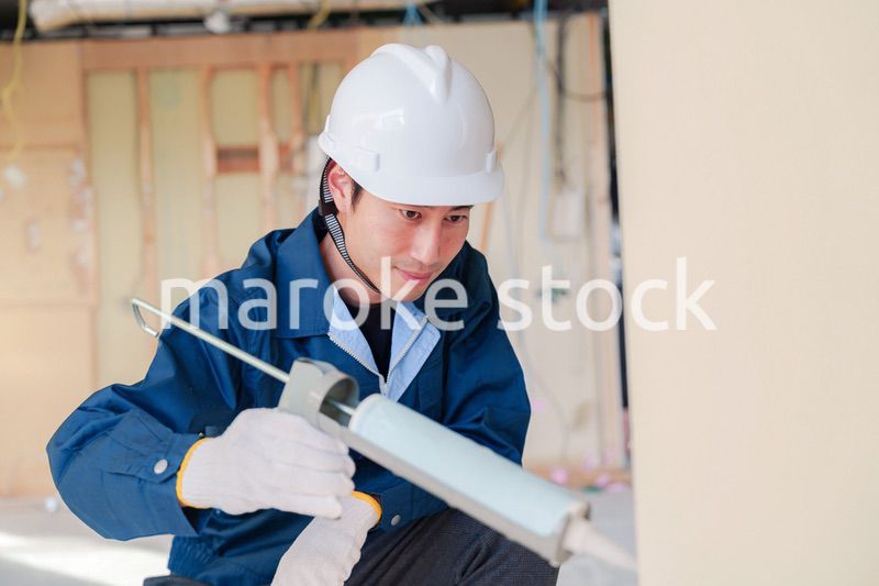 コーキングの施工をする男性の職人