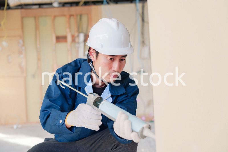 コーキングの施工をする男性の職人