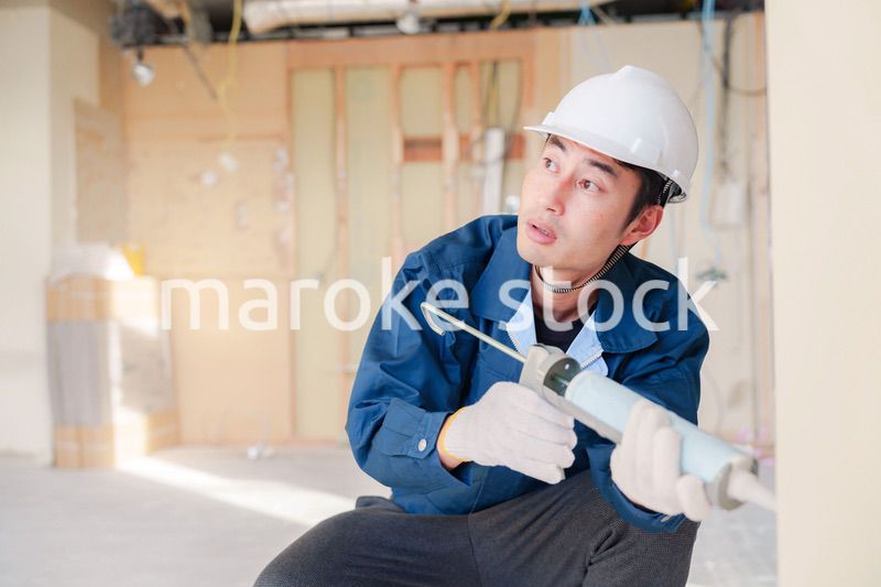 コーキングの施工をする男性の職人