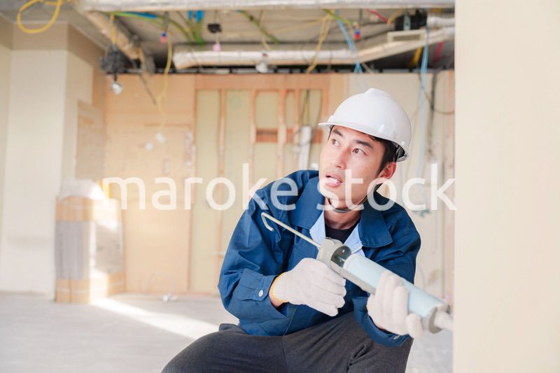 コーキングの施工をする男性の職人