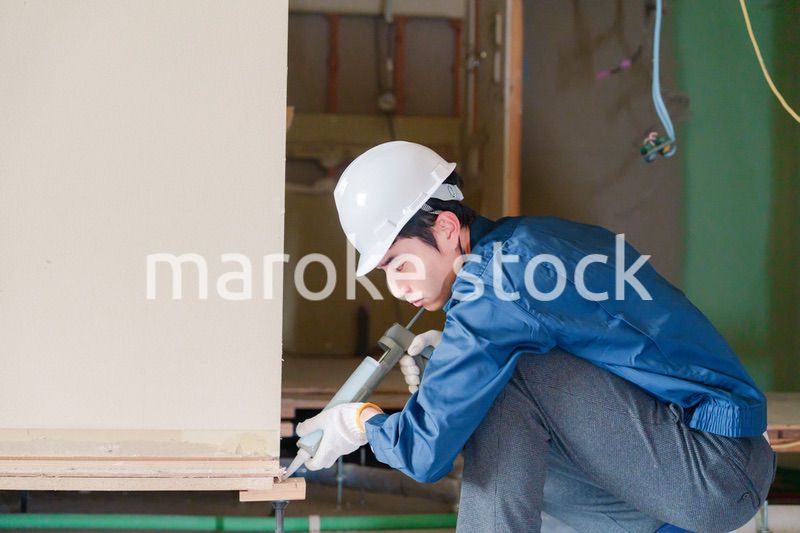 コーキングの施工をする男性の職人