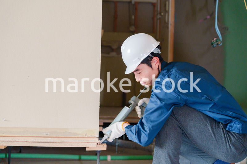 コーキングの施工をする男性の職人