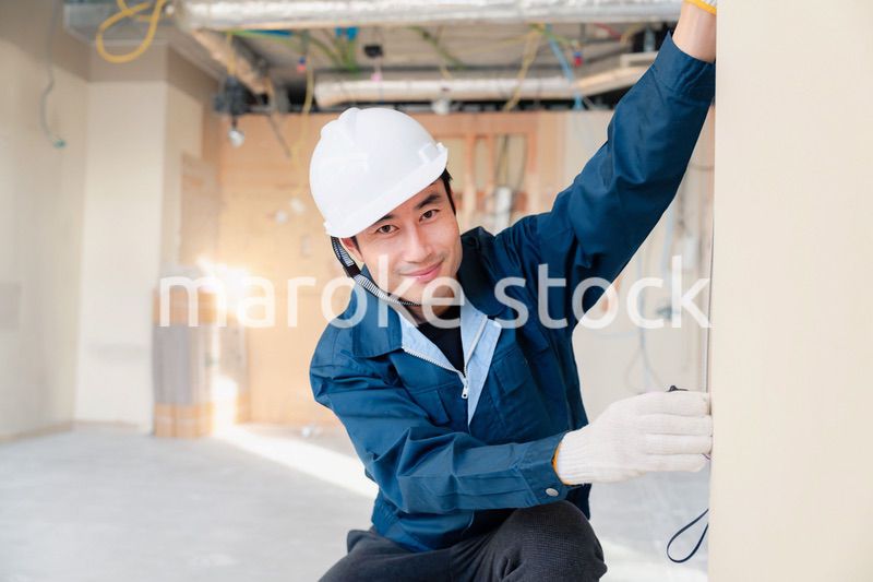 建設現場で採寸をする大工さん