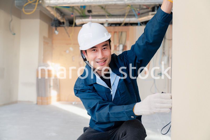 建設現場で採寸をする大工さん