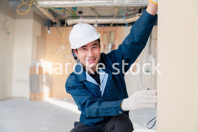 建設現場で採寸をする大工さん