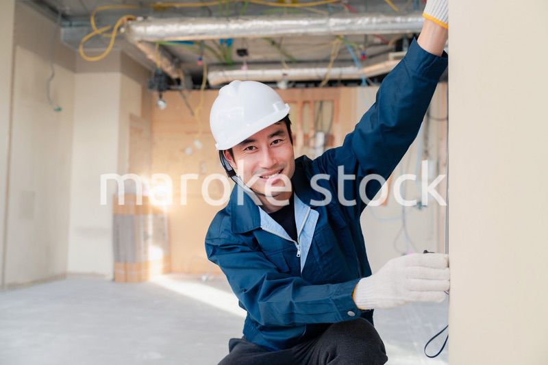 建設現場で採寸をする大工さん