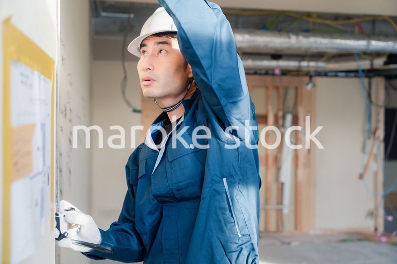 建設現場で採寸をする大工さん